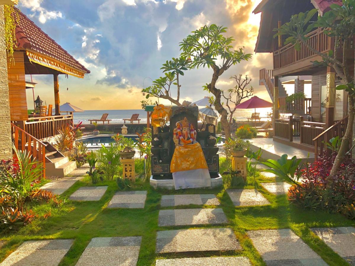 Ayu Laba Beach Villa And Resto Batununggul Exterior photo