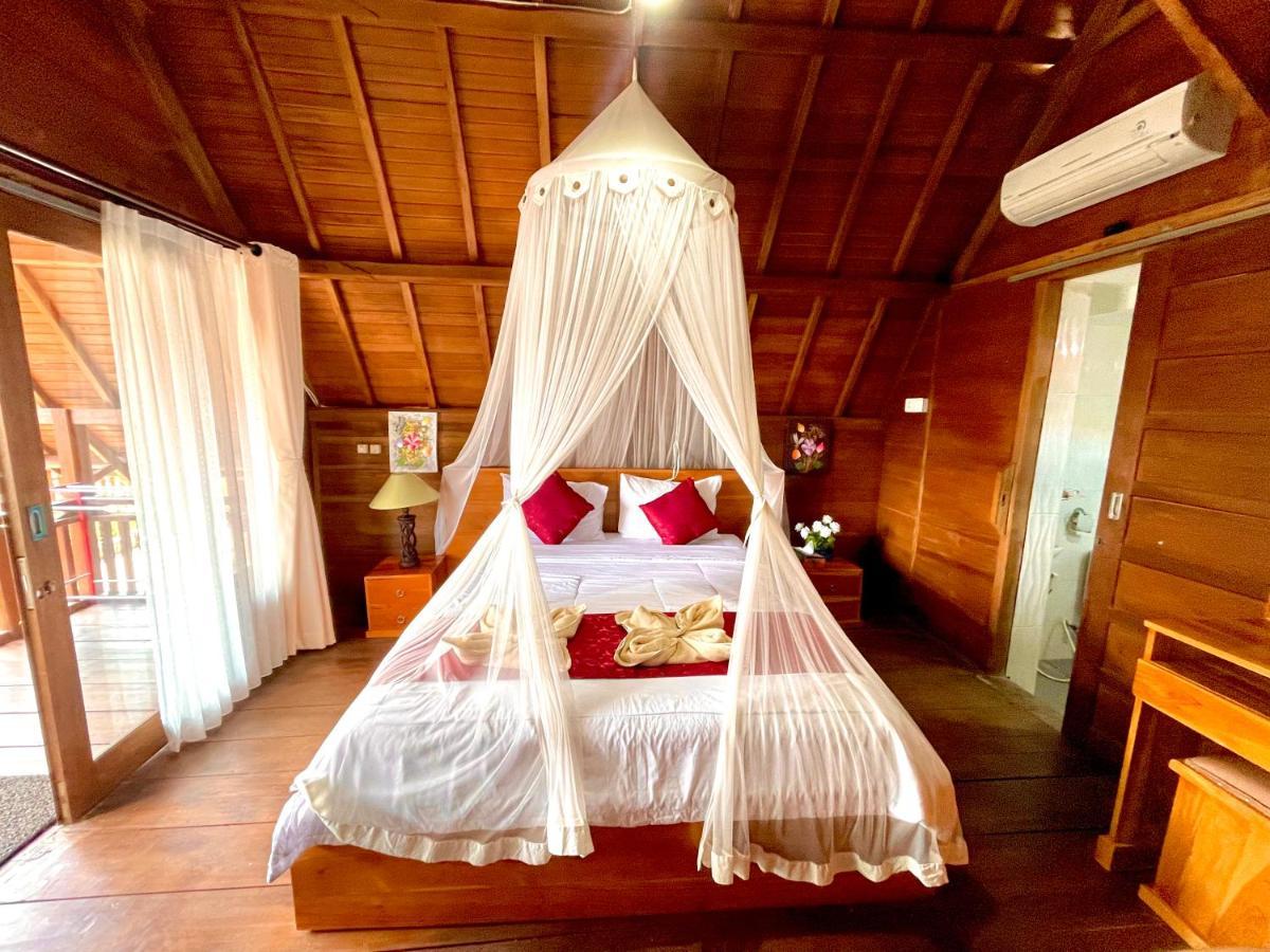 Ayu Laba Beach Villa And Resto Batununggul Exterior photo