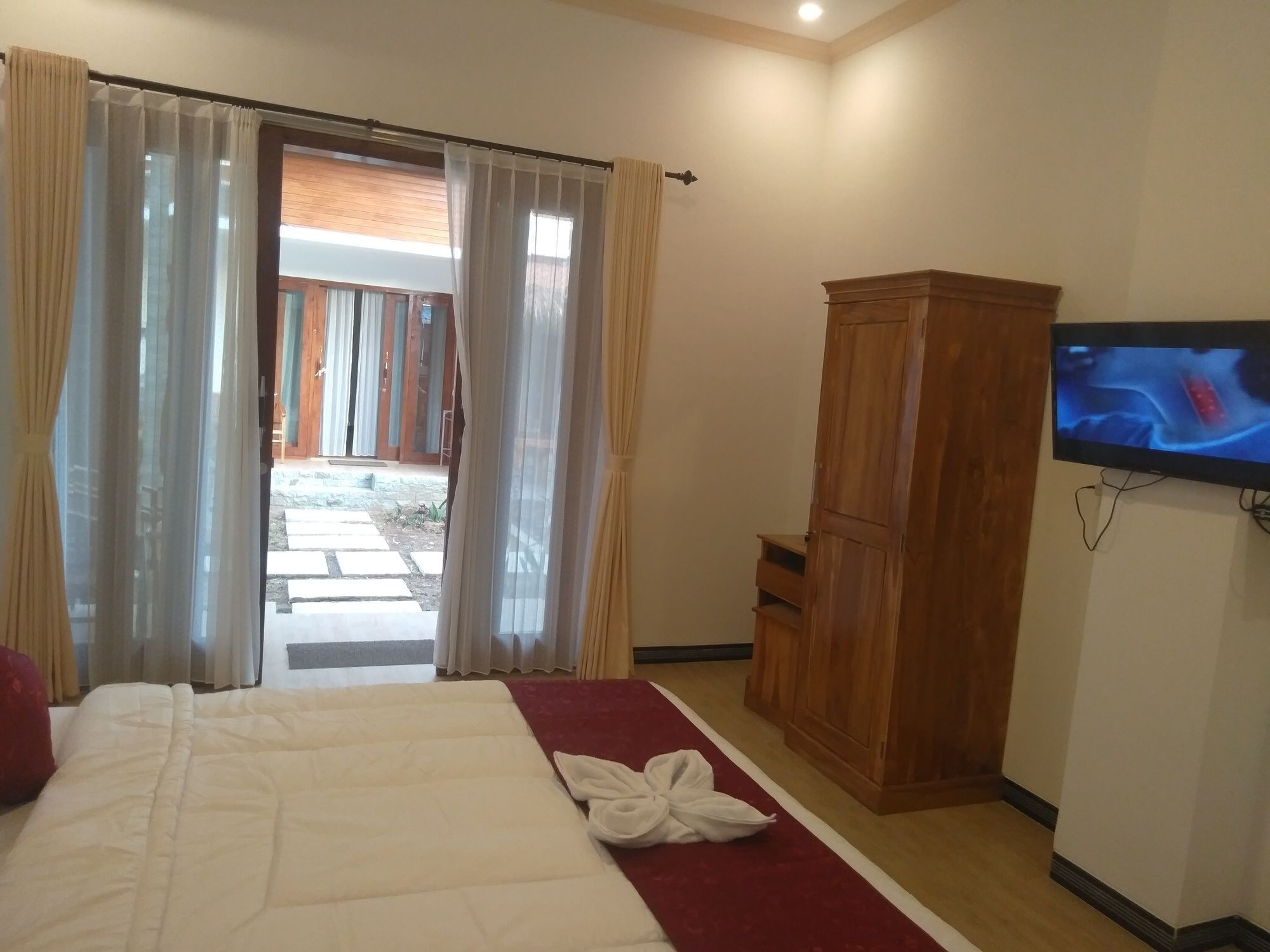 Ayu Laba Beach Villa And Resto Batununggul Exterior photo